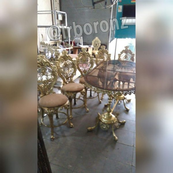 میز ناهارخوری پایه ماهی آلیاژ برنزی 5 نفره با میز بیضی صفحه شیشه - Image 4
