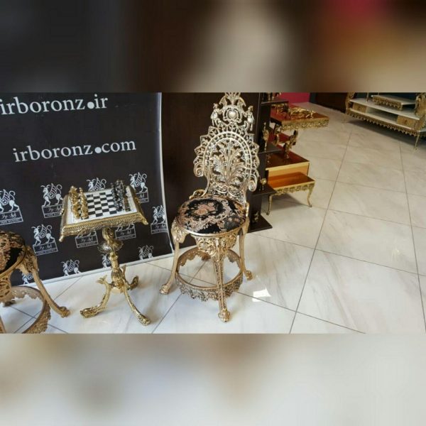 میز و مهره شطرنج برنزی مدل سه پایه ماهی با صندلی آلیاژ برنزی حلقه تسمه دار پارچه گل دار - Image 2