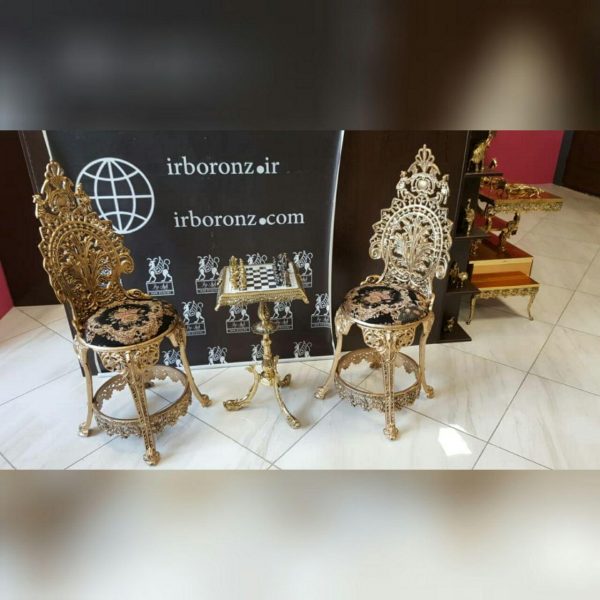 میز و مهره شطرنج برنزی مدل سه پایه ماهی با صندلی آلیاژ برنزی حلقه تسمه دار پارچه گل دار - Image 3