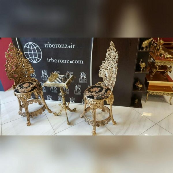 میز و مهره شطرنج برنزی مدل سه پایه ماهی با صندلی آلیاژ برنزی حلقه تسمه دار پارچه گل دار - Image 4