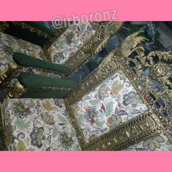 مبل طرح طاووس آلیاژ برنزی 7 نفره مدل تسمه 2 نگین پایه بلند تاج حلزونی - Image 4