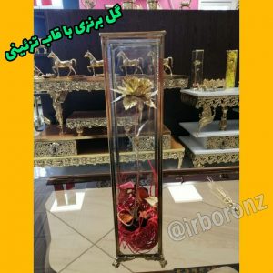 گل رز برنزی با قاب تزئینی مستطیل پایه دار