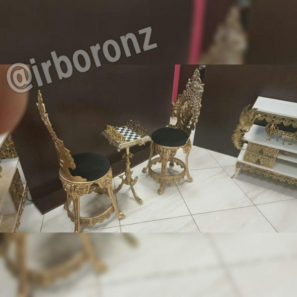 میز و مهره شطرنج برنزی مدل سه پایه ماهی با صندلی آلیاژ برنزی حلقه تسمه دار پارچه رنگی - Image 3